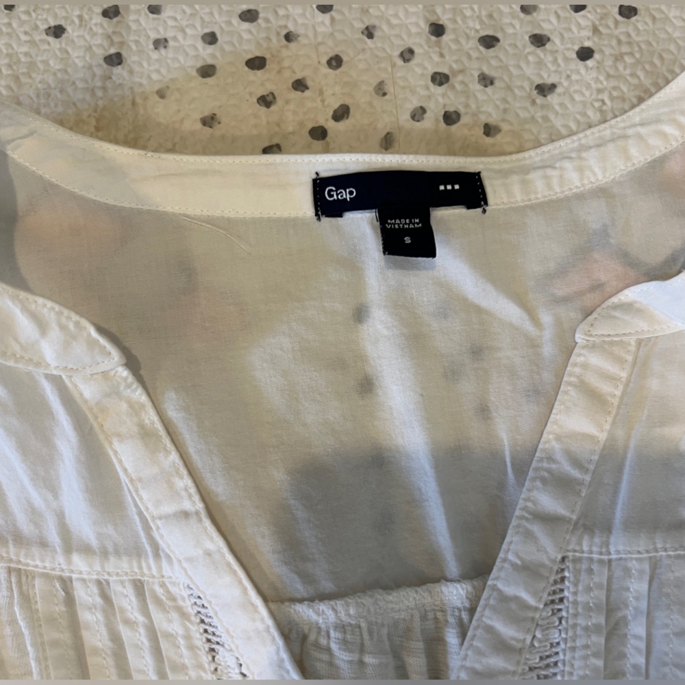 Gap white blouse. Small. Good condition. Ties at waist.